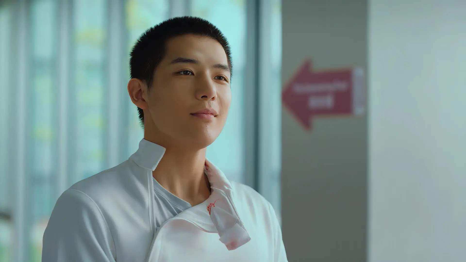 荷兰骑手 Sanne de Jong 在巴黎奥运会三项赛中获得第七名,展现出色表现。